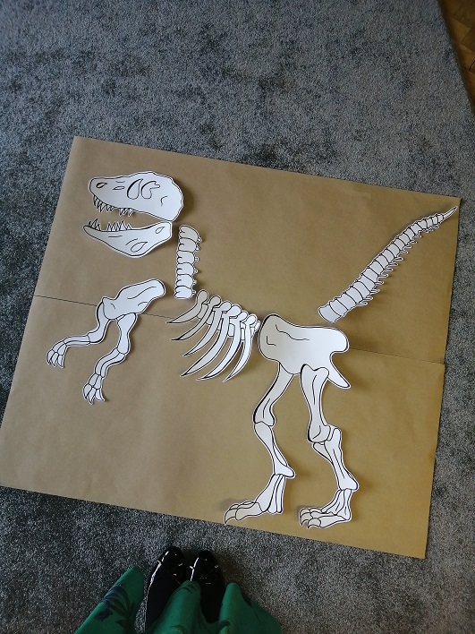 Papierowy szkielet dinozaura