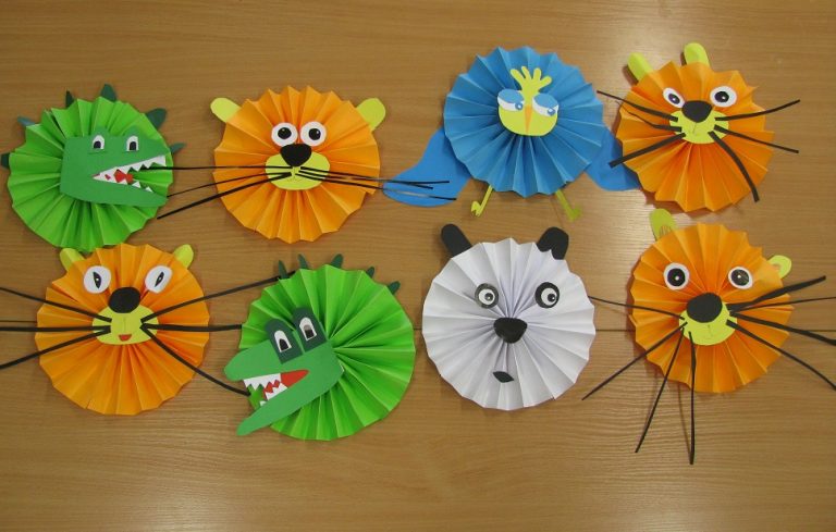 Osiem prac dzieci uczestniczących w zajęciach w ramach Kreatywnych Sobót, wykonanych z papieru, przedstawiających zwierzęta