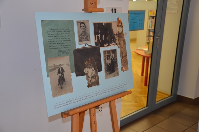Jedna z prac Magdy Sobczak umieszczona na sztaludze w tle fragment bibliotecznego korytarza
