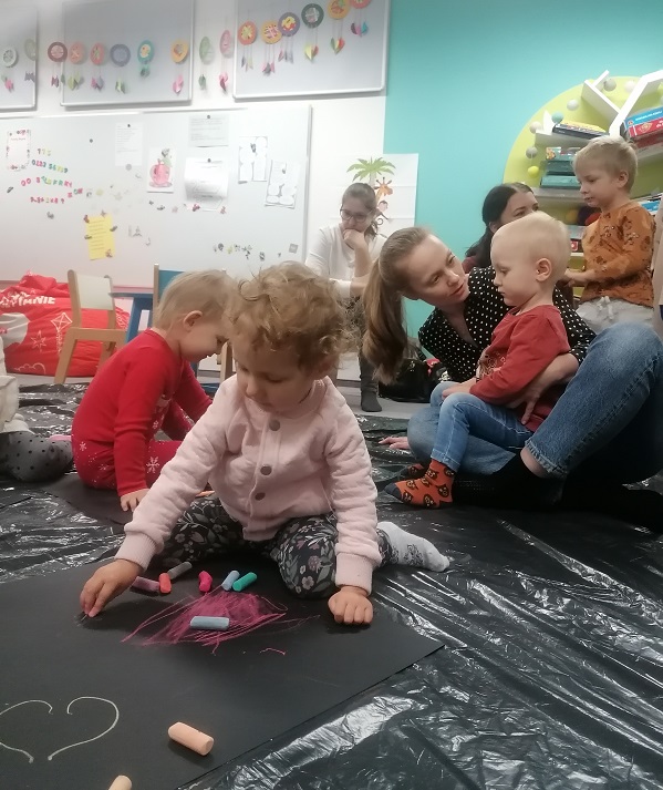 Dzieci rysują na podłodze