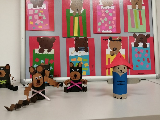 ekspozycja złożona z prac plastycznych - misiów wykonanych przez dzieci z przedszkoli