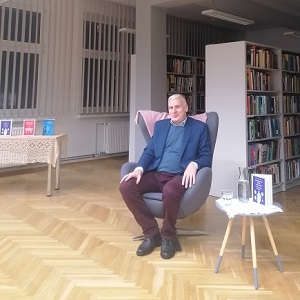 Wojtek Koronkiewicz w bibliotece