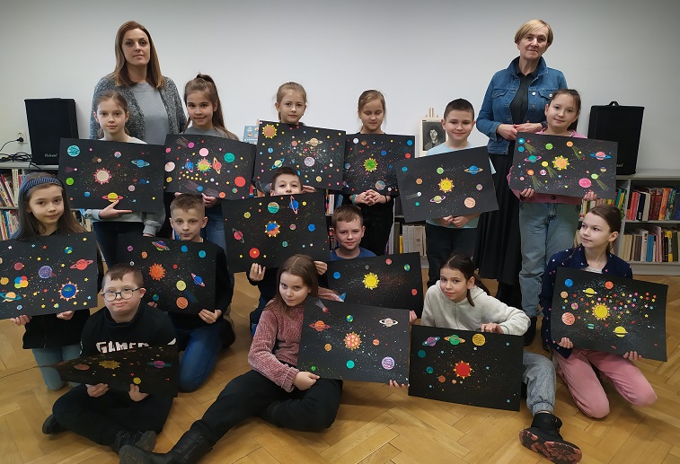 Dwie nauczycielki oraz czternaścioro dzieci prezentuje swoje prace plastyczne