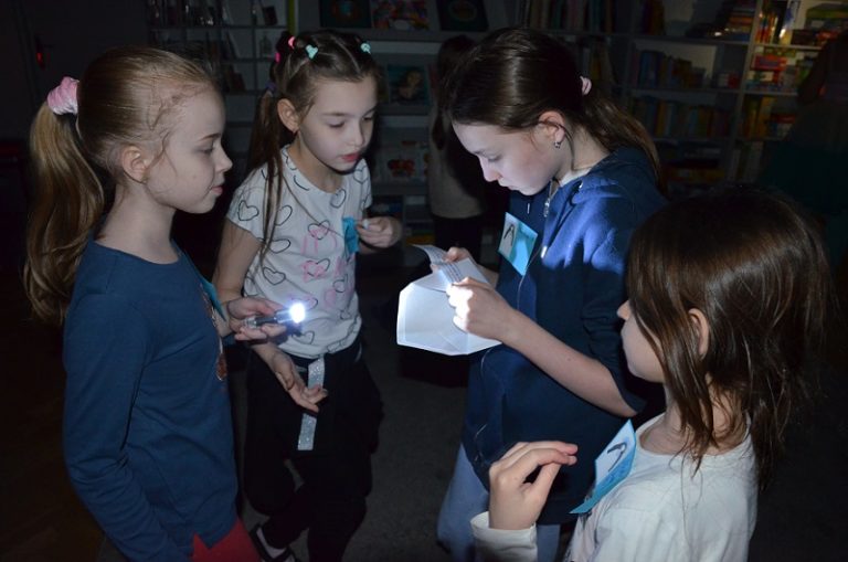 Jedna z grup, cztery dziewczynki próbują rozwiązać jedną z zagadek ukrytą w kopercie