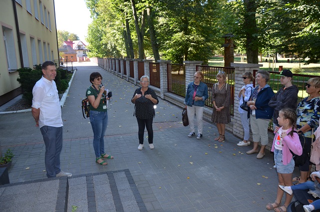 Grupa osób stoi przed II LO im. B. Taraszkiewicza