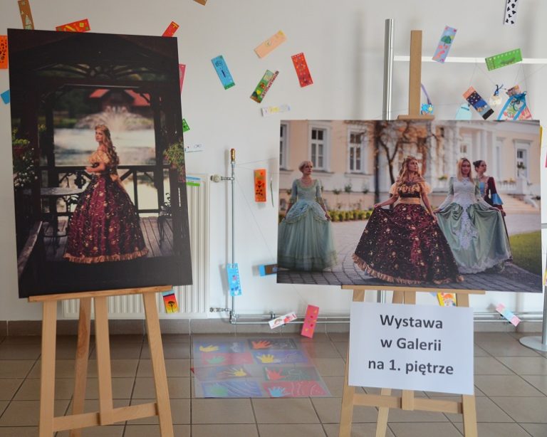 Dwie prace fotografii Natalii Radziszewskiej na dolnym holu z informacją o wystawie na 1. Piętrze