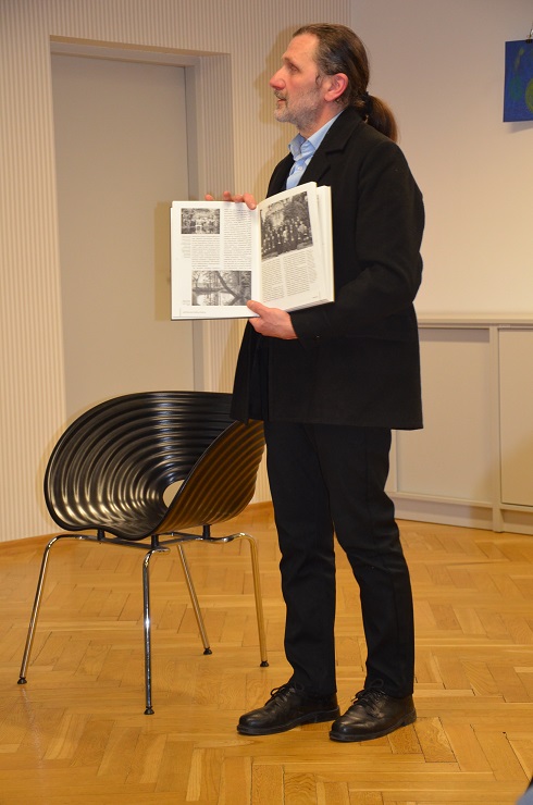 Założyciel Muzeum Małej Ojczyzny w Studziwodach czyta fragmenty książki i prezentuje zamieszczone w niej zdjęcia